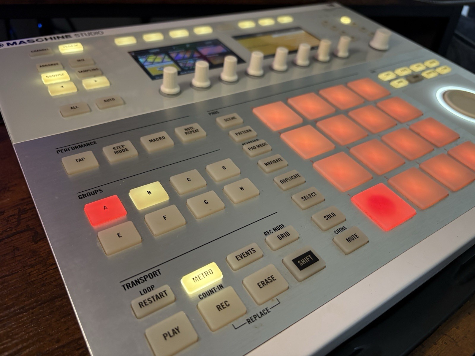 Native Instruments Maschine Studio White with Original box Blue USB & power cord