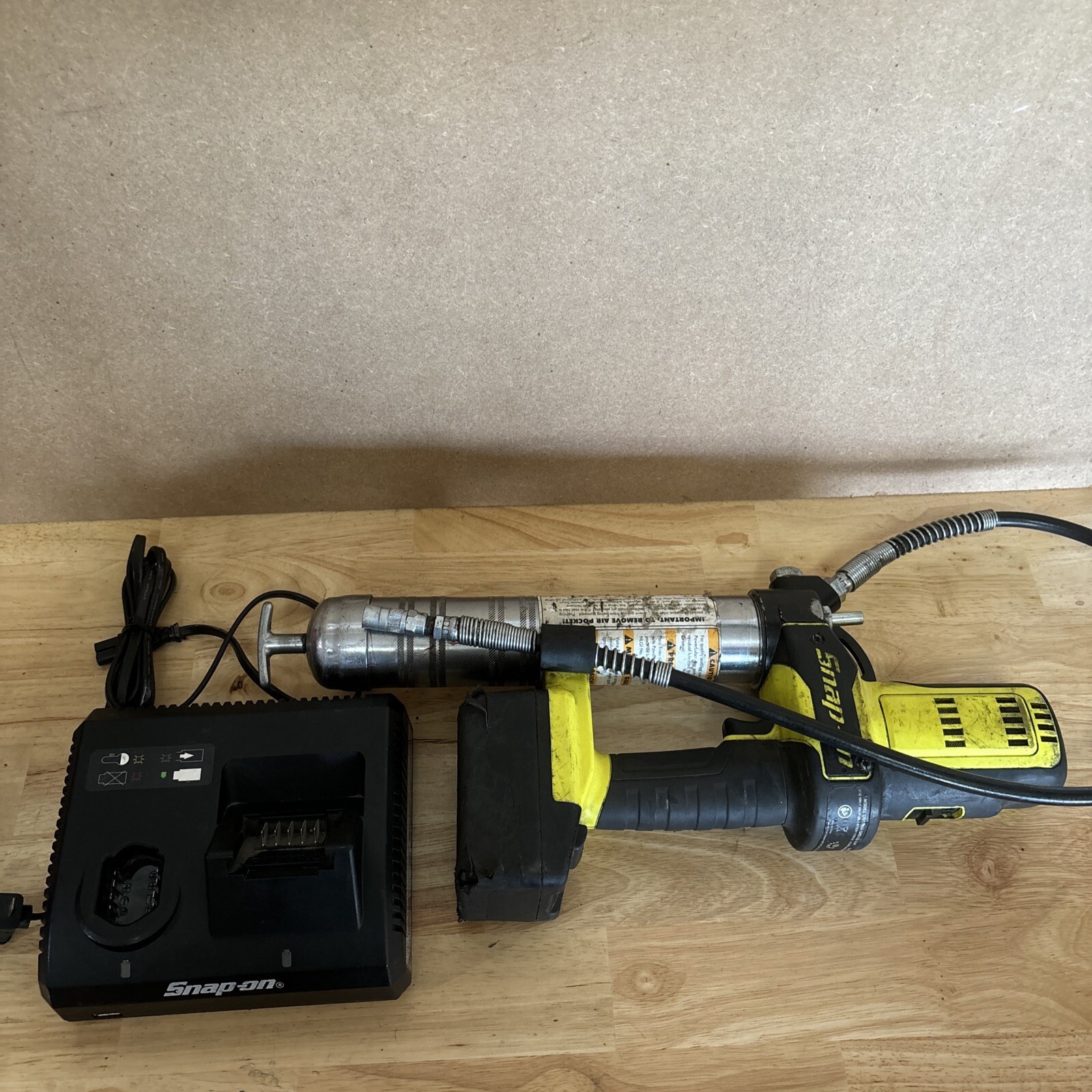 Snap On 18v Cordless Grease Gun Kit W/Tool, 1 Battery, Charger, CGG8850 Hi Viz