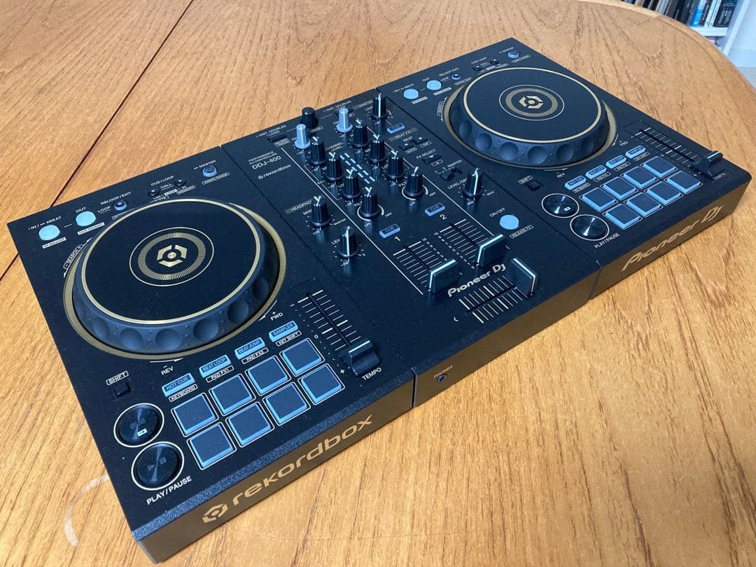 Pioneer DDJ-400-N Gold with headphones