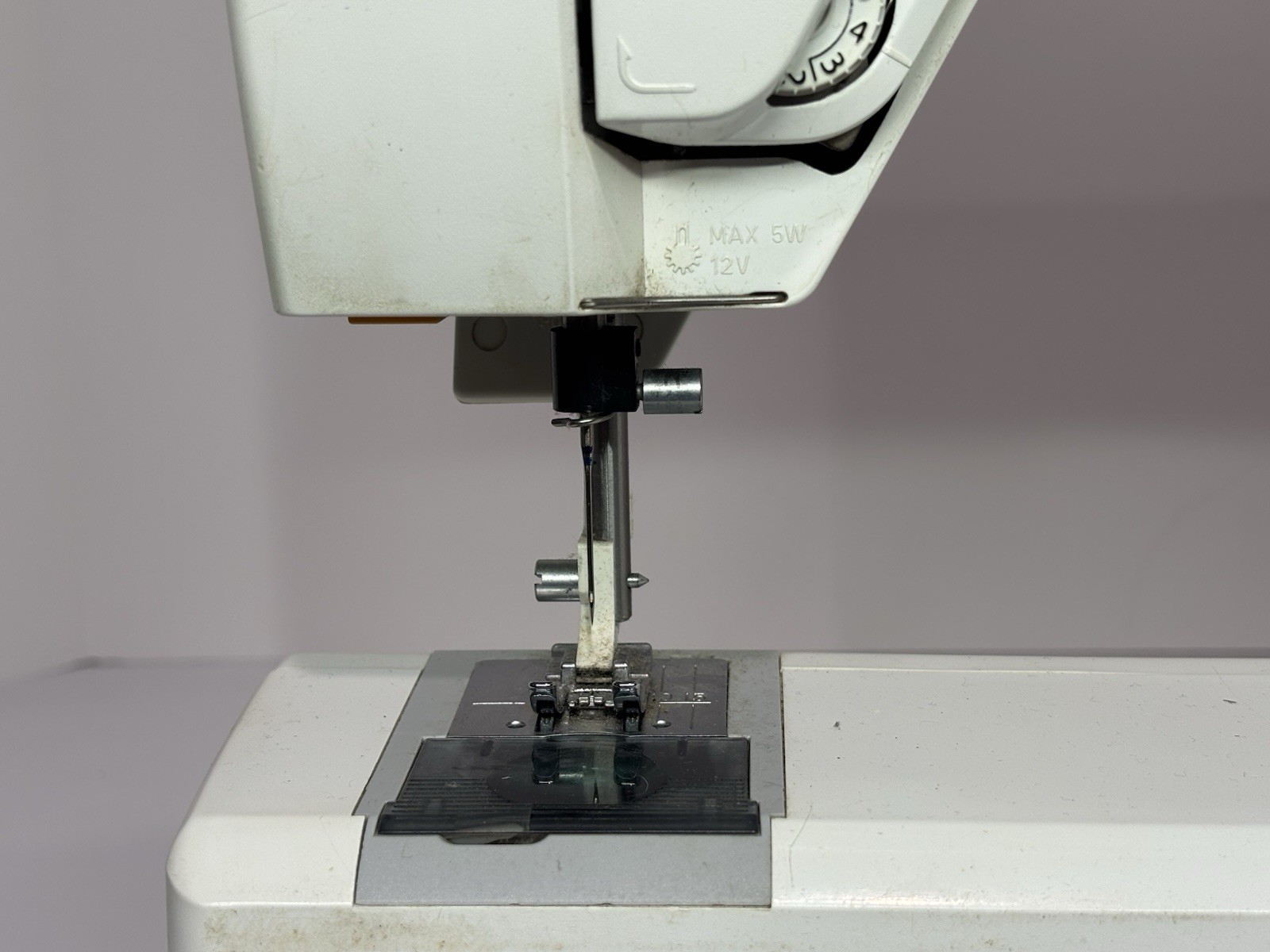 Husqvarna Viking Lily 545 Electronic Sewing Machine