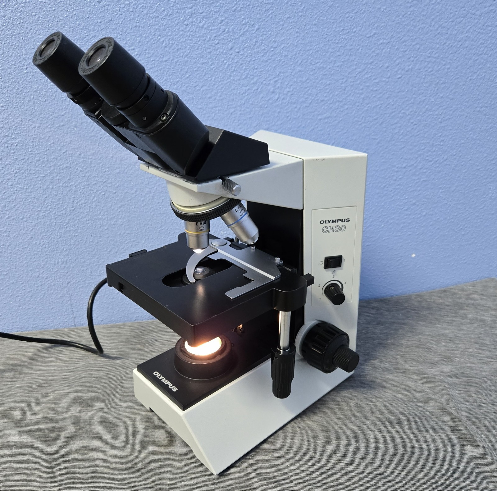 OLYMPUS CH30 CH30RF100 BINOCULAR MICROSCOPE W/OBJECTIVES  4 X 10X 40X  (INV08)