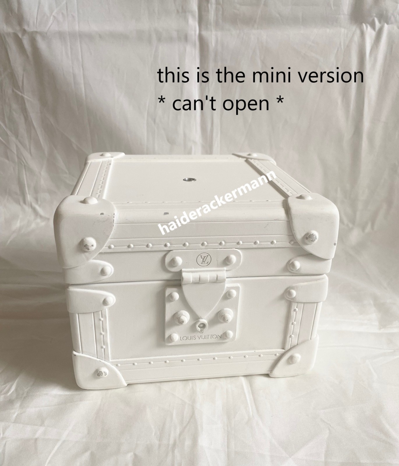 Louis Vuitton 2020 X'mas white mini trunk case box for window display