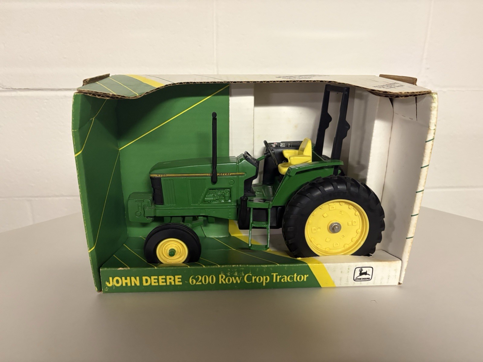 ERTL John Deere 6200 Row Crop Tractor 1:16 Diecast -Made 1993 -New