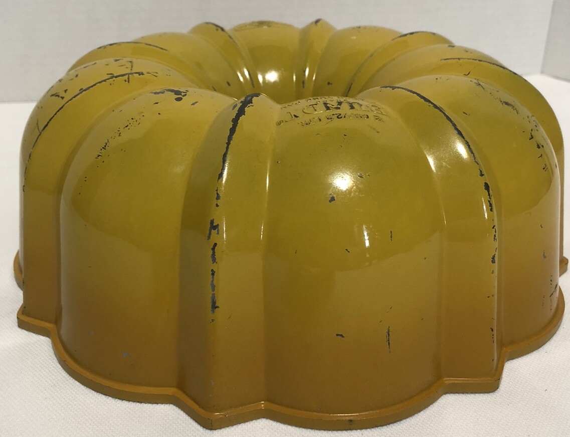Nordicware Bundt Brand Fluted Tube Pan 12 cup/2.8 ltr Yellow