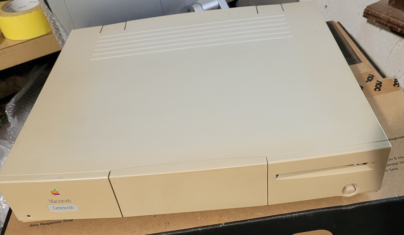 MACINTOSH CENTRIS 610 COMPUTER - POWERS UP - FOR PARTS OR REPAIR