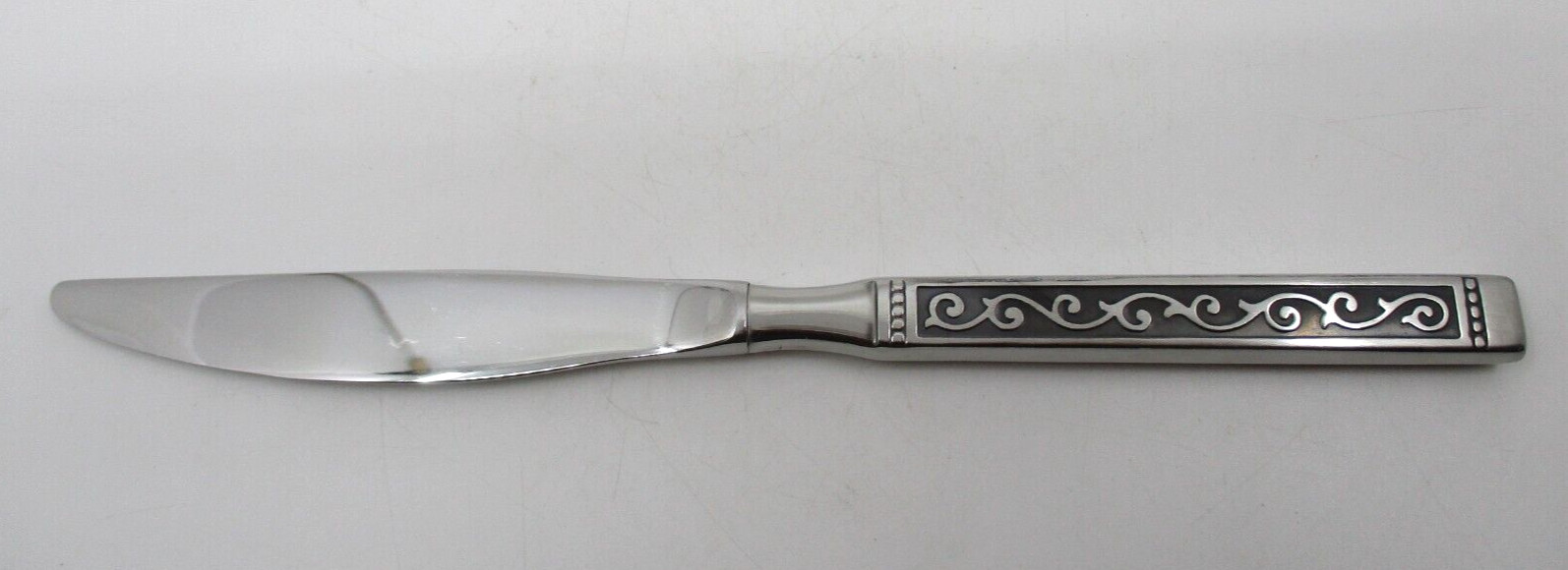 ONEIDA STAINLESS SPANISH COURT DINNER KNIFE  - 9 1/4"  01H