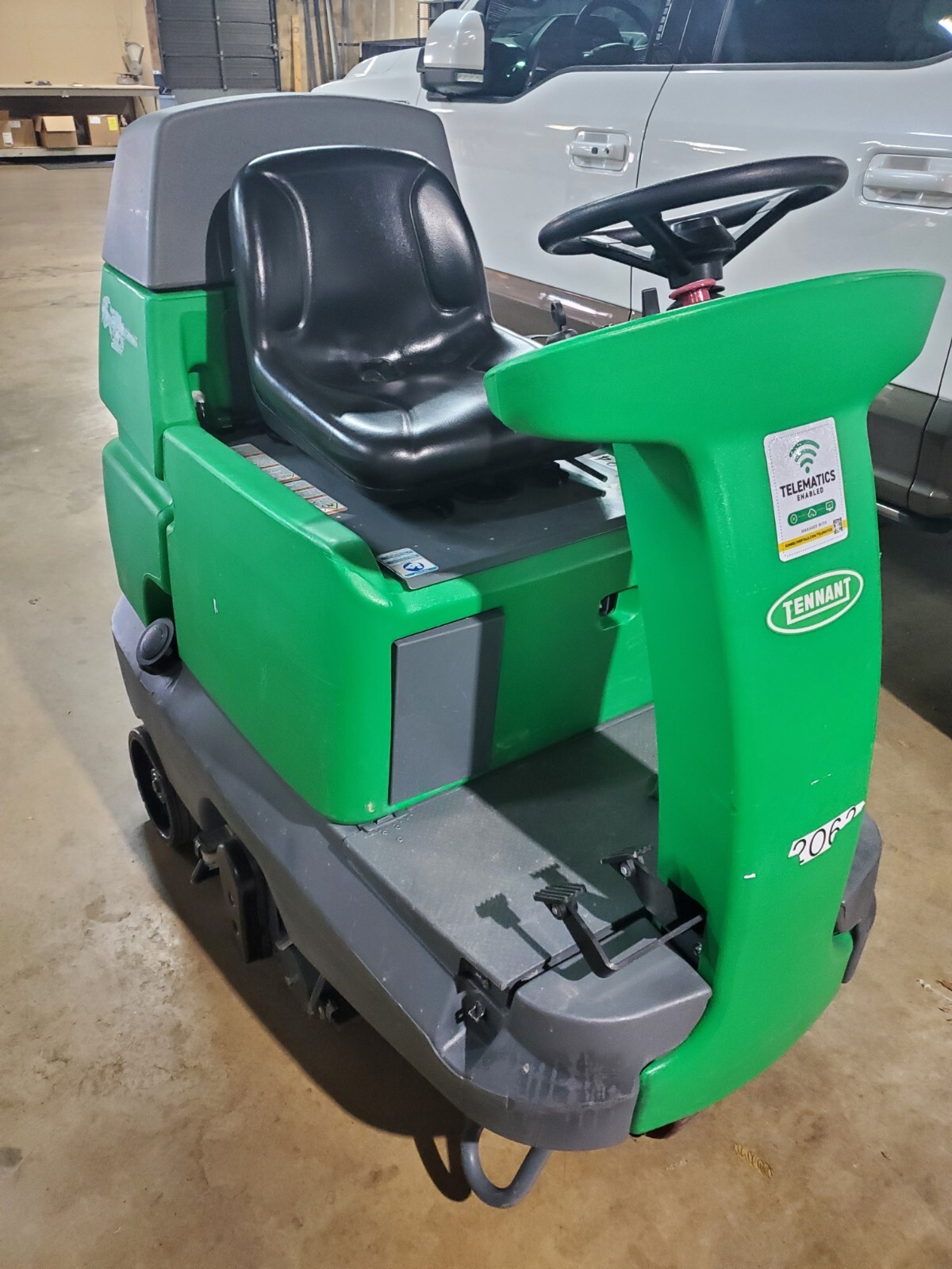 Tennant r14 28" ride on carpet extractor, self contained, battery operated 250hr