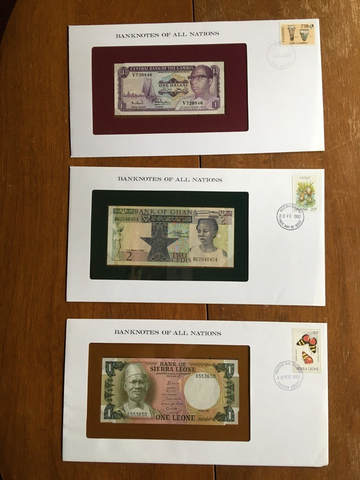 Central Bank of Gambia one dalasi banknote UNC, 1982 Ghana two cedis banknote