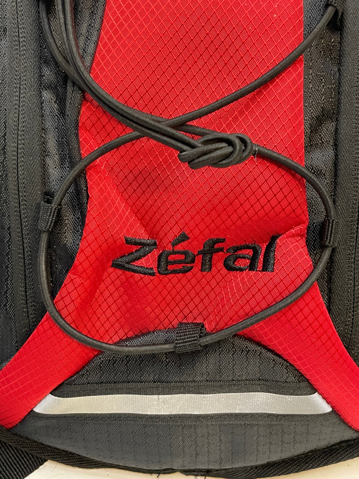 Zefal hiking hydration backpack 17" x 8" x 2" bag camping day pack 1.5 liter