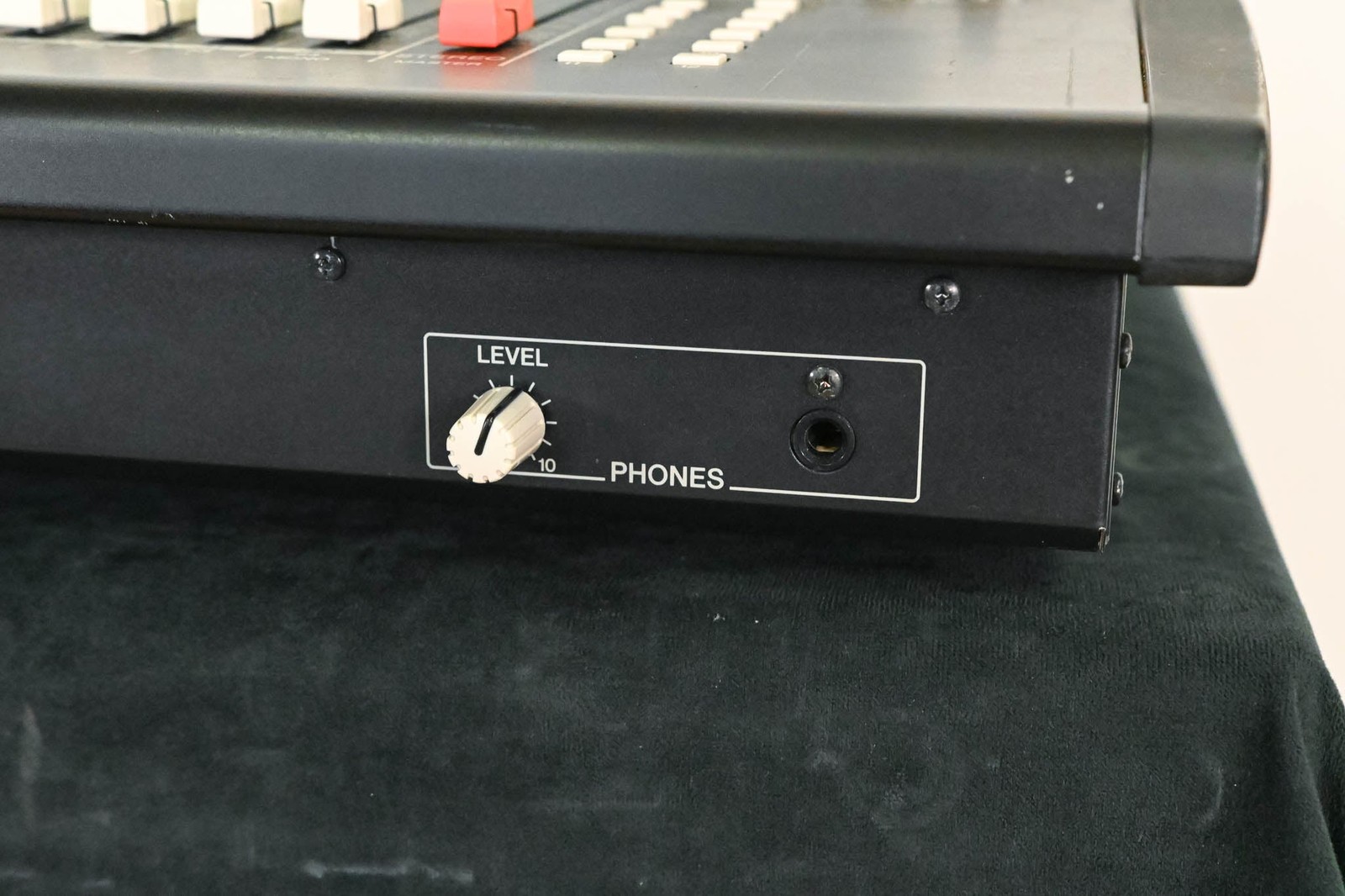 Yamaha LS9-32 32-Input Digital Mixing Console CG01B42
