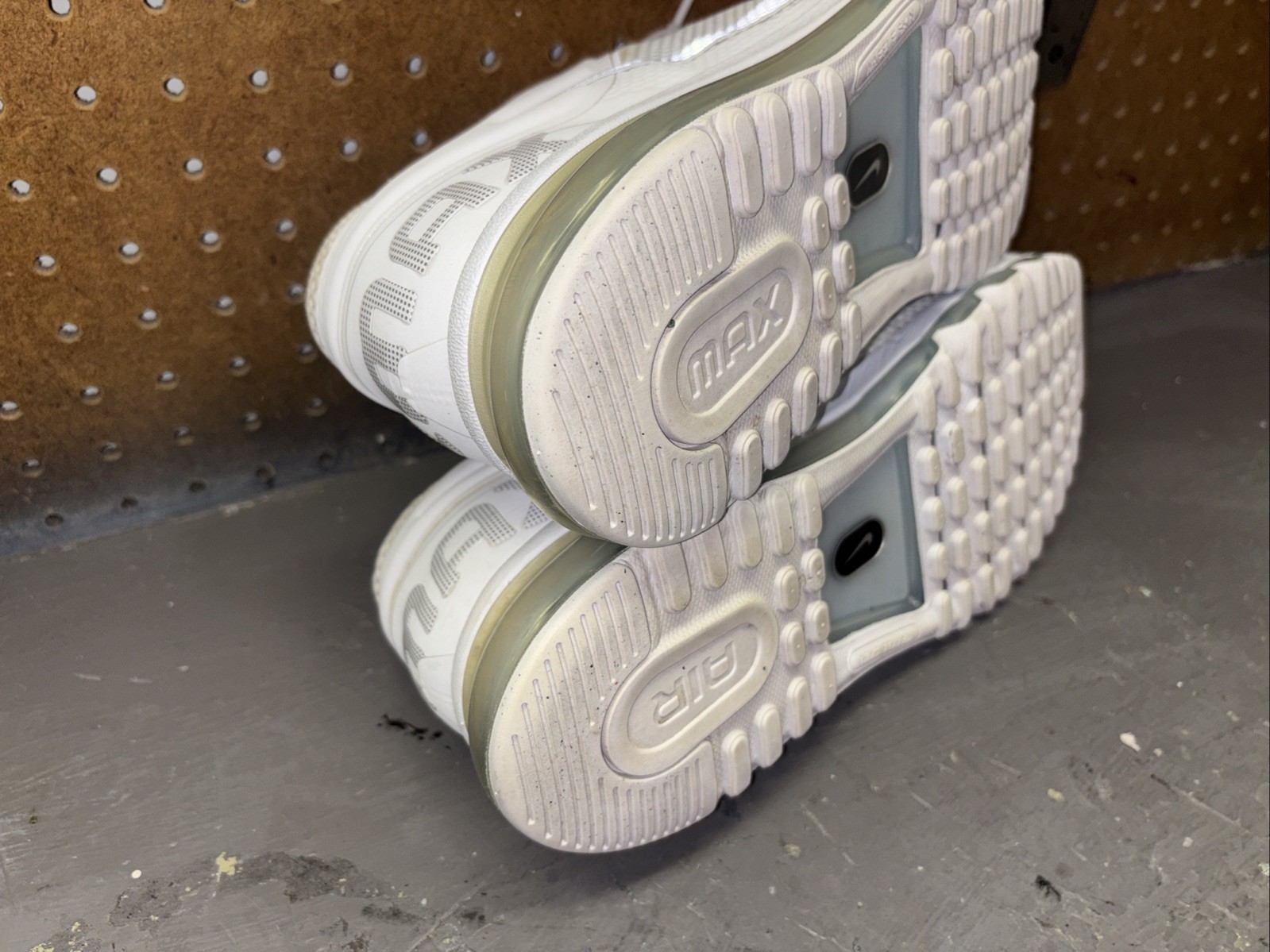 Men’s Nike Air Max Size 13 White/Metallic Silver