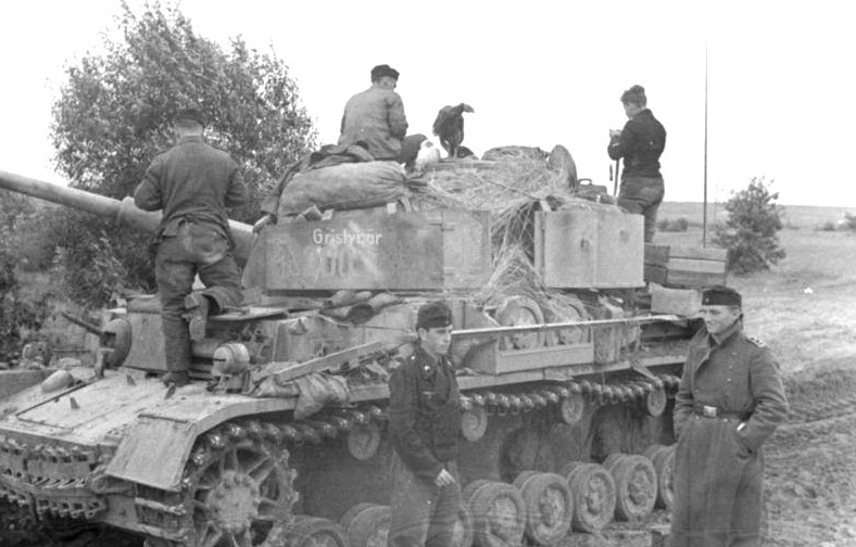 WWII B&W Photo German Pzkpfw. IV Panzer September 1943 World War Two / 4096