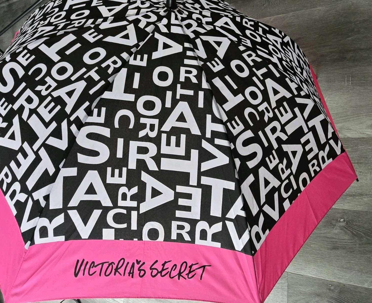NWT! VTG 2012 LIMITED EDITION ALL OVER PRINT HOT PINK BLACK/WHITE UMBRELLA