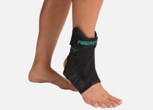 AIRCAST 02MMR - Airsport Ankle Brace, Size Medium, Right Foot