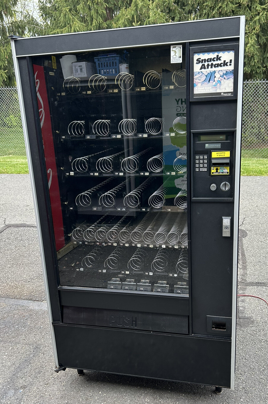 AUTOMATIC PRODUCTS AP  SNACKSHOP 123 AUTOMATIC SNACK VENDING MACHINE