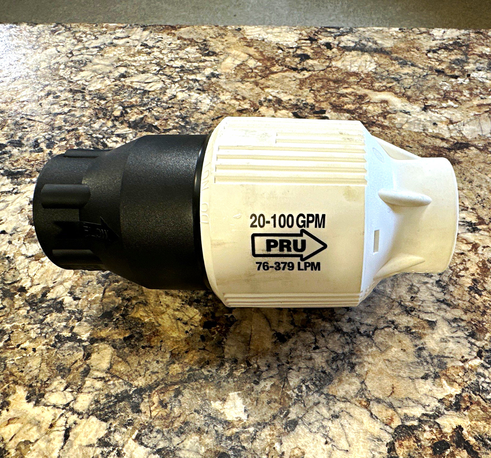 Senninger Automatic Pressure Regulator 25 PSI 20-100 GPM Black/White