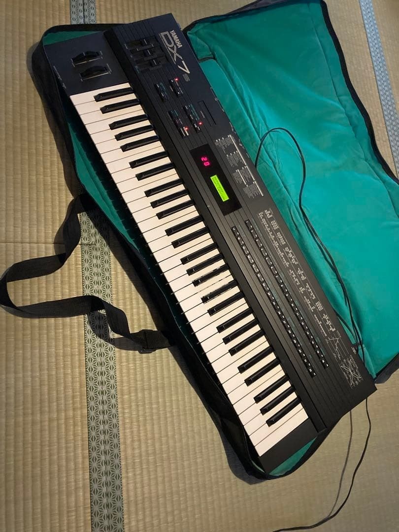 YAMAHA DX7S Digital FM Synthesizer 61-Key w/ Cartridges Pedal Carry Case Tested