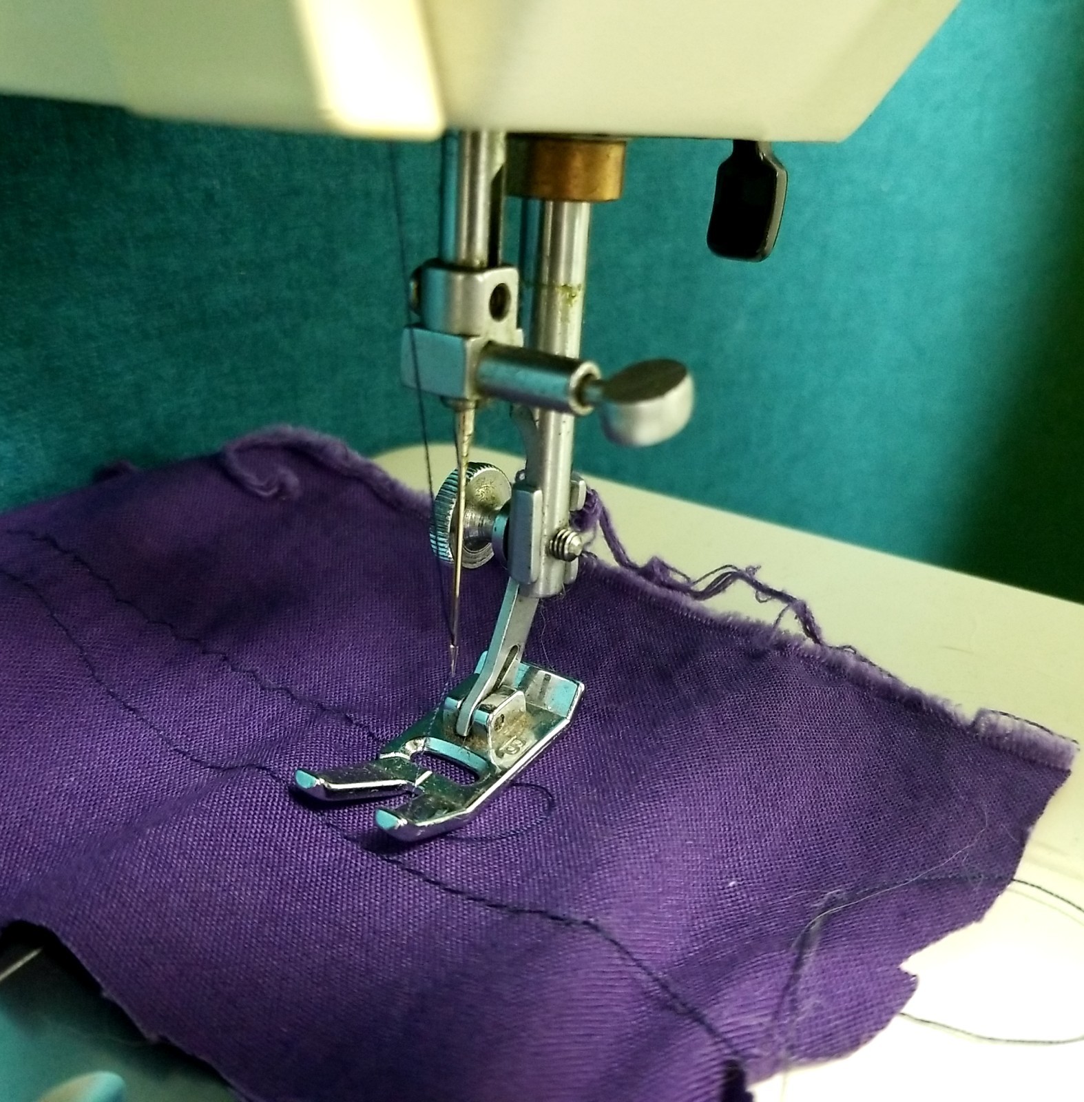 SINGER 4552 Merritt Sewing Machine Tested Works!