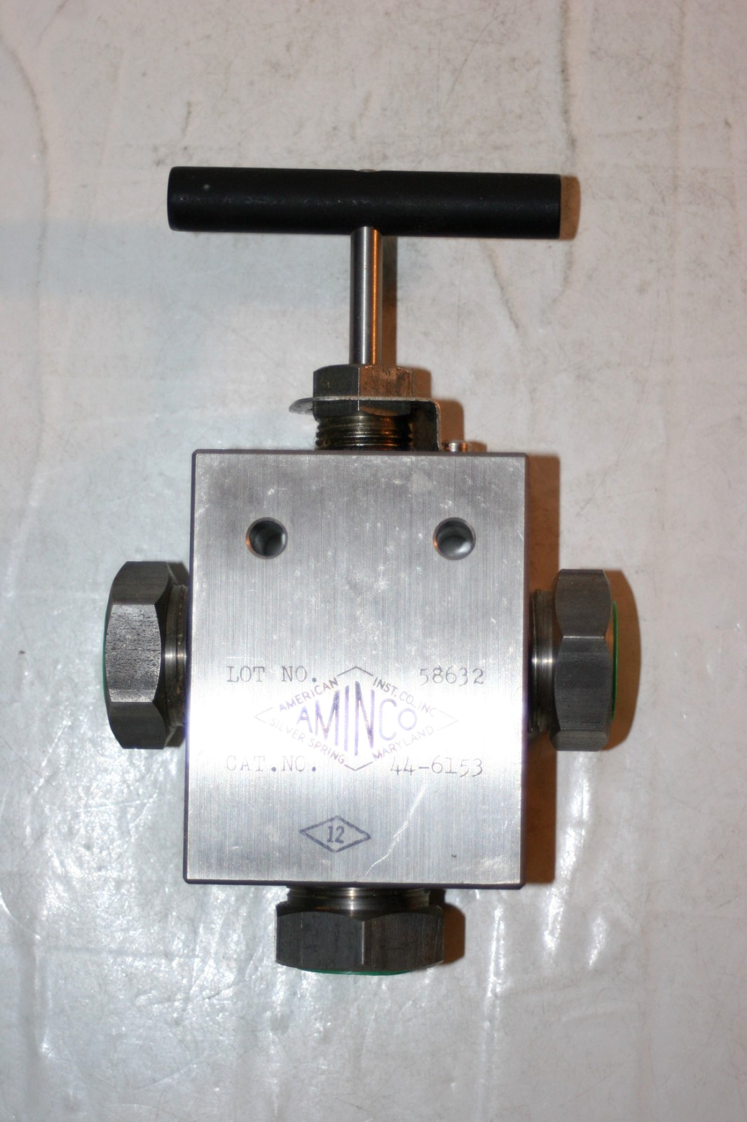 Aminco  44-6153 High Pressure SS 3-Way Needle Valve 60,000 Psi (.59 Tube OD)