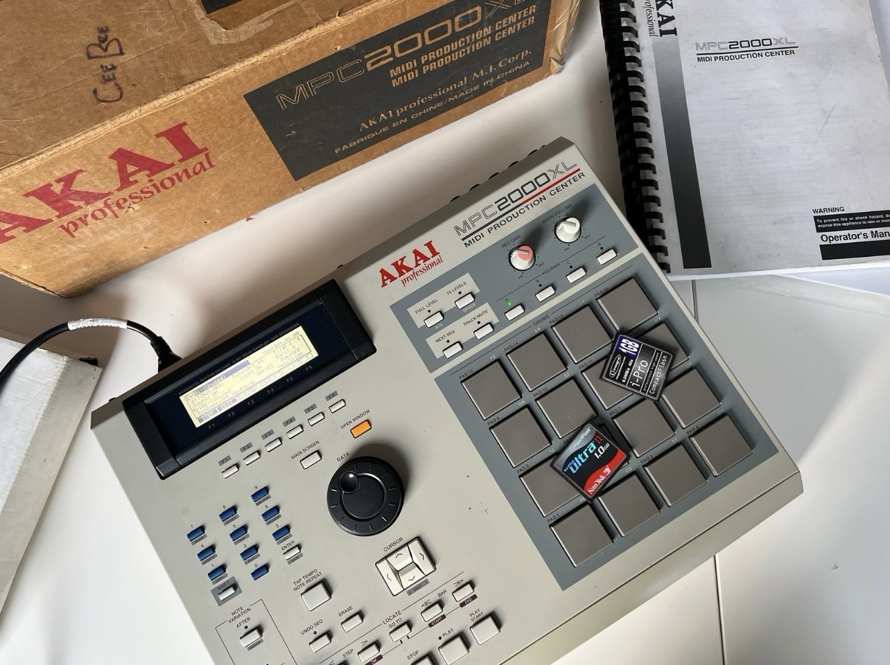Akai Professional MPC2000XL Sampler/Sequencer 16 Pad Triggers Tabletop