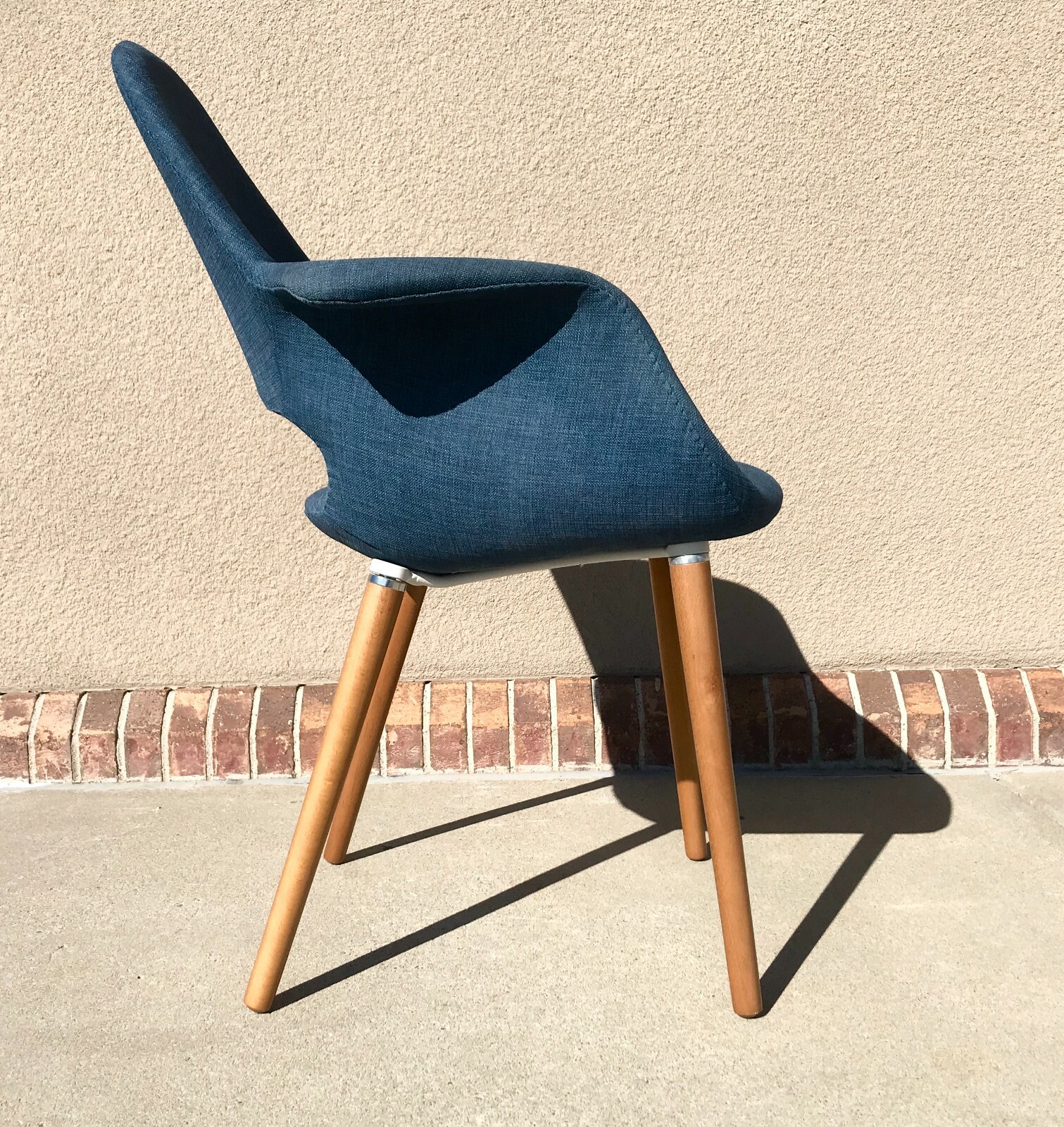 Modern Upholstered Fabric Dining Room Armchair With Wood Legs Blue