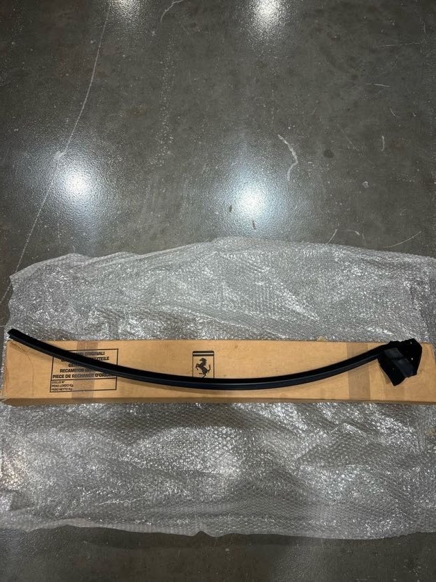 FERRARI LH GASKET FOR DOOR (65544700)