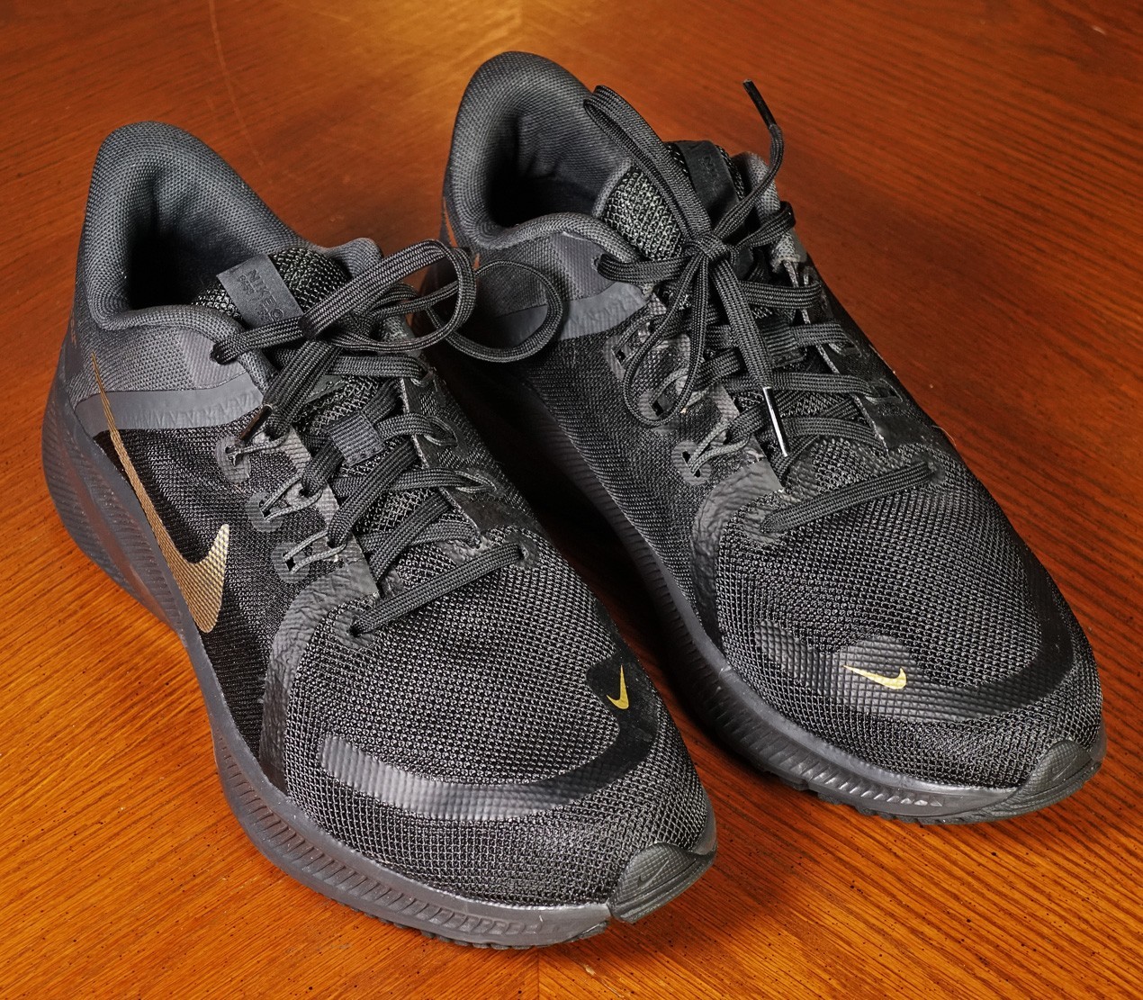 Nike Quest 4 Black Metallic Gold Running Shoes Men's Size 8 Pristine Sleek