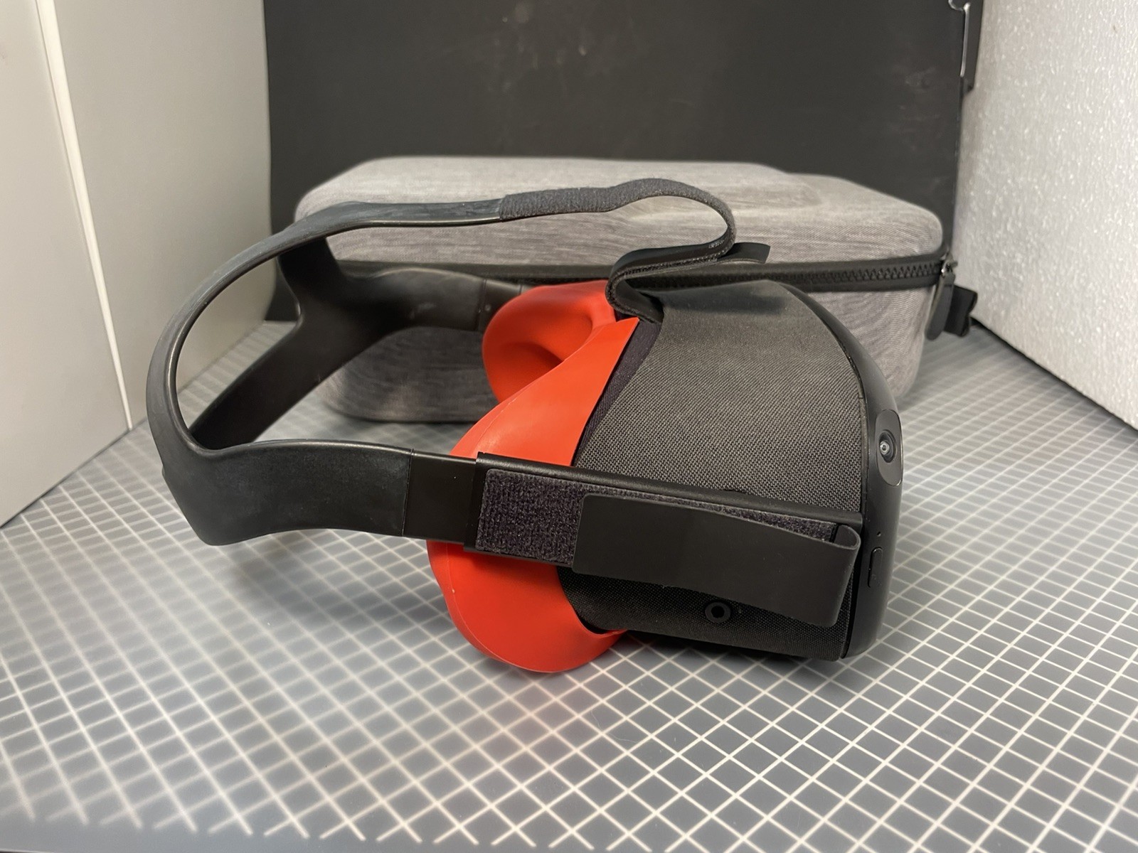 Oculus Quest 1 (64GB) - Complete Bundle w/ Carrying Case, Display Stand