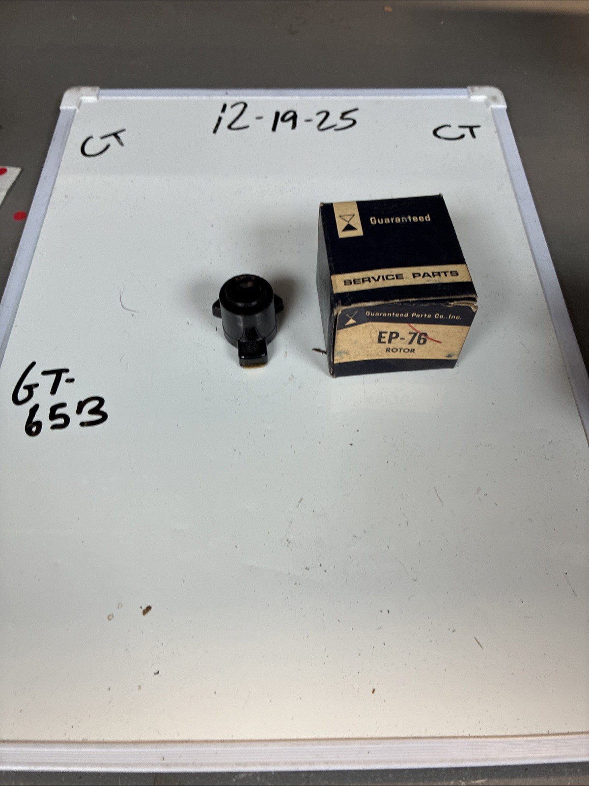 (1) NOS GUARANTEED PARTS EP-76 DISTRIBUTOR BLACK ROTOR