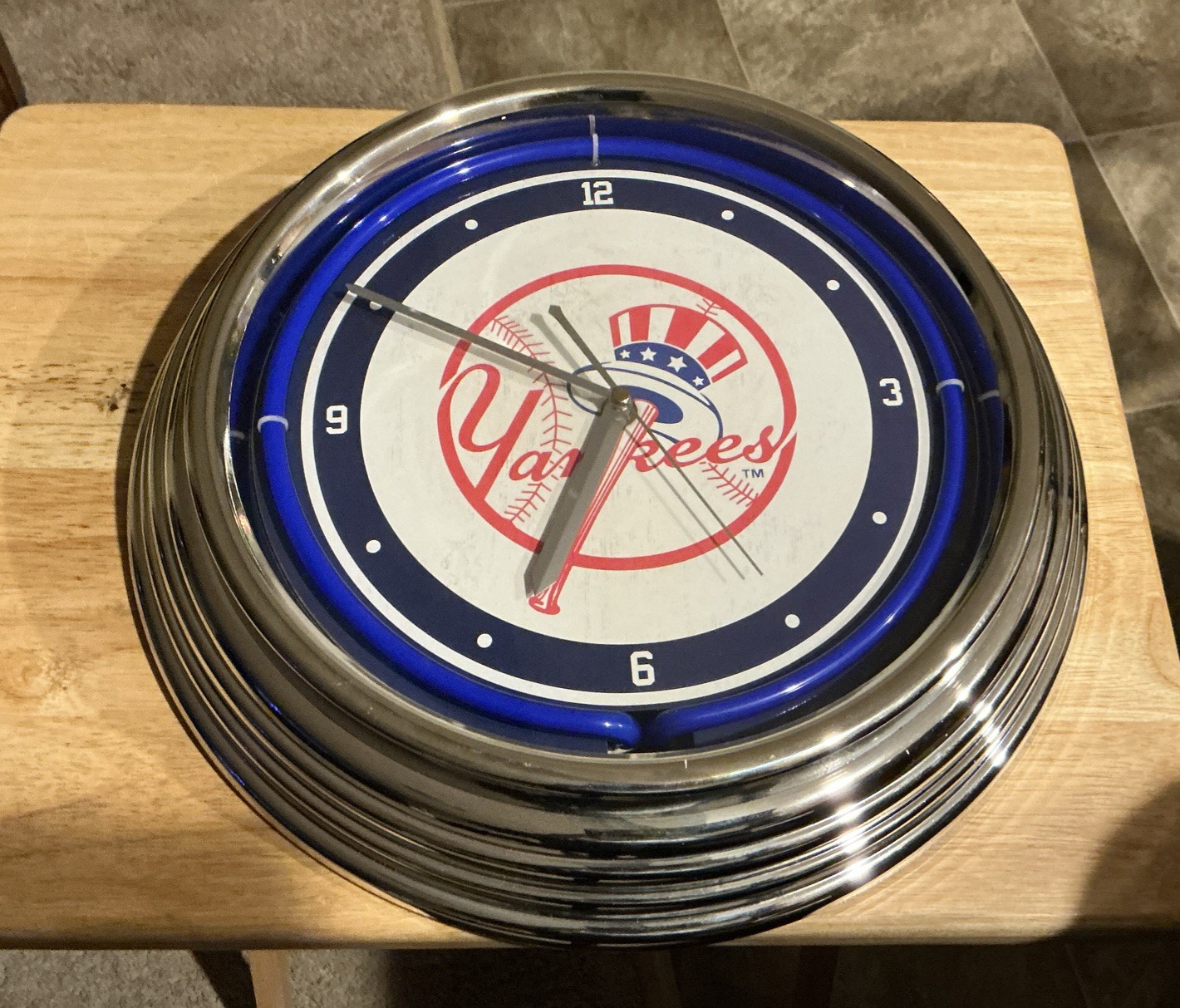 NY Yankees 14” Wall Clock Works But Neon Light Does Not Nice Condition