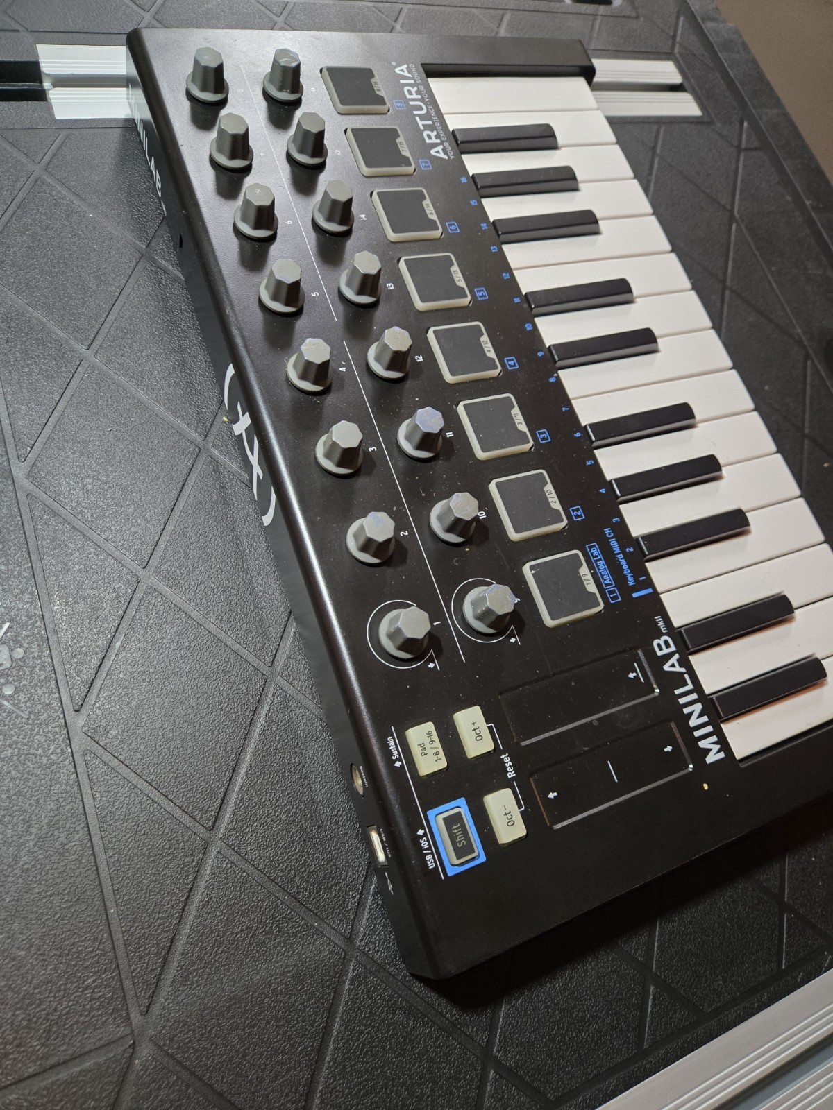 Arturia MiniLab MKII 25-Key Midi Controller Keyboard Brown Side Panel
