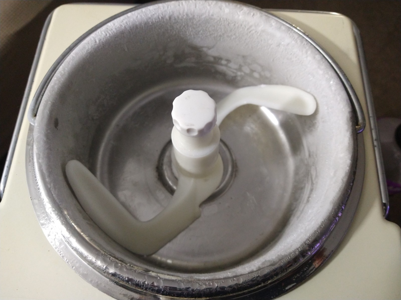WILLIAM SONOMA PROFESSIONAL GELATO  ICE CREAM MAKER SORBET MACHINE Working