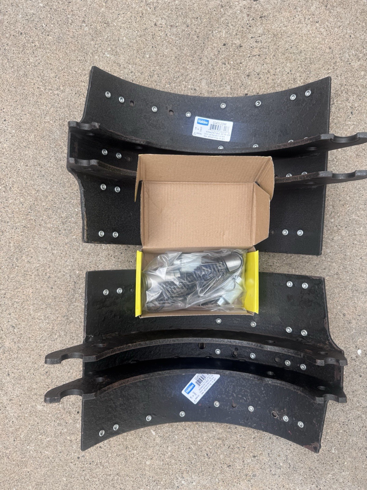 Haldex GD4720QG Relined Brake Shoe with Hardware for Enhanced Stopping Power