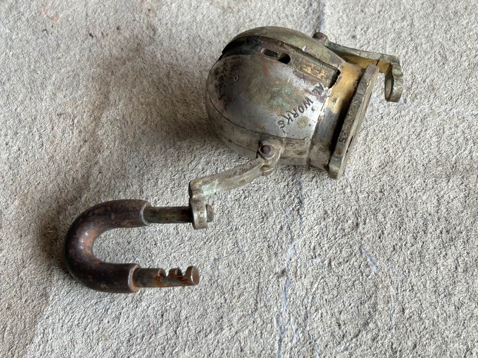 RARE OLD VINTAGE SOLID BRASS UNIQUE SHAPE PADLOCK NO HAVE KEY