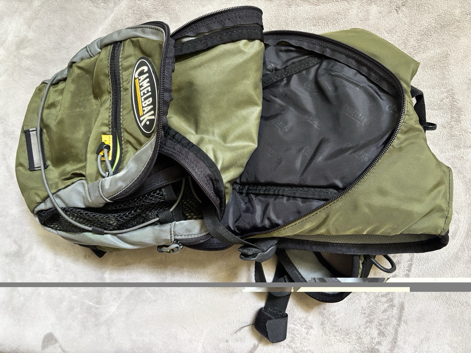 CamelBak M.U.L.E. 2L Hydration Backpack Green/Gray/Black Hip Belt 3 Pockets