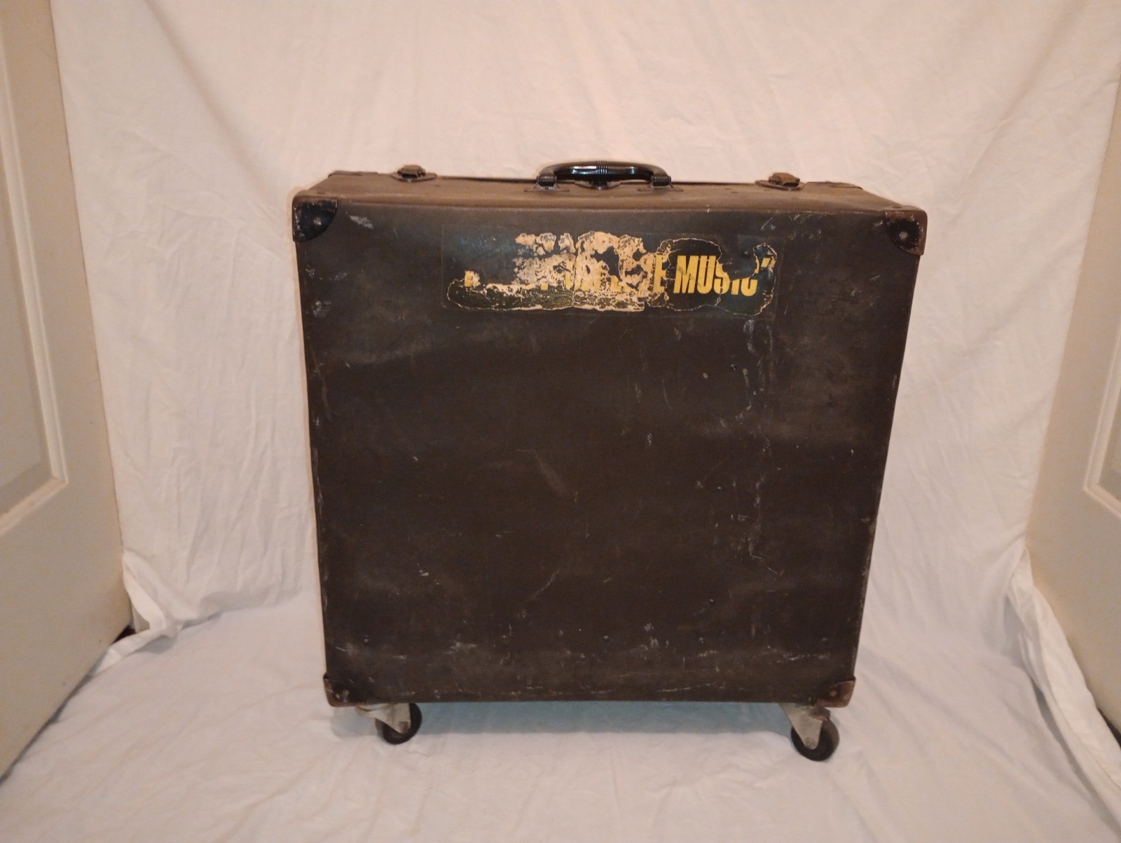 UNMARKED EQUIPMENT CARRY CASE ON WHEELS- FREE SHIP TO C-USA!