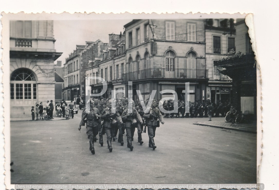 Photo WW II Wehrmacht Soldiers Marching into City in France J1.47