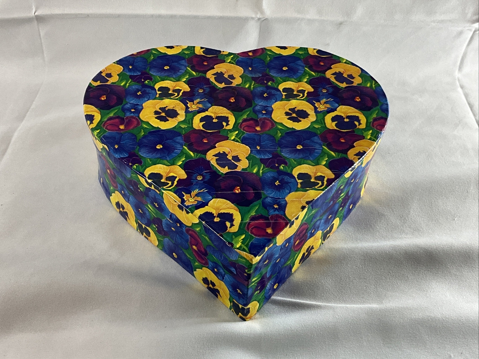 Heart Shaped Pansy Design Gift Box Keepsake’s