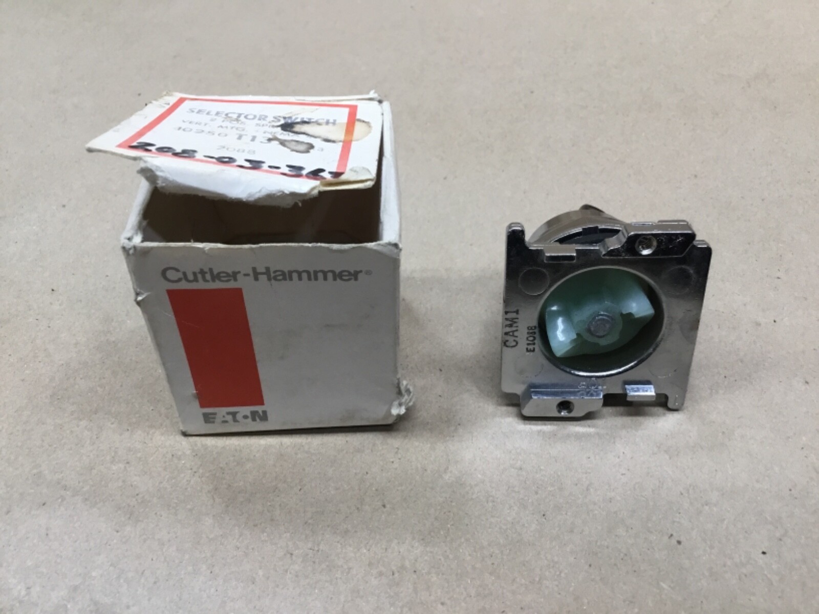 EATON Cutler-Hammer 2 Position Selector Switch Spring Reset #55C48