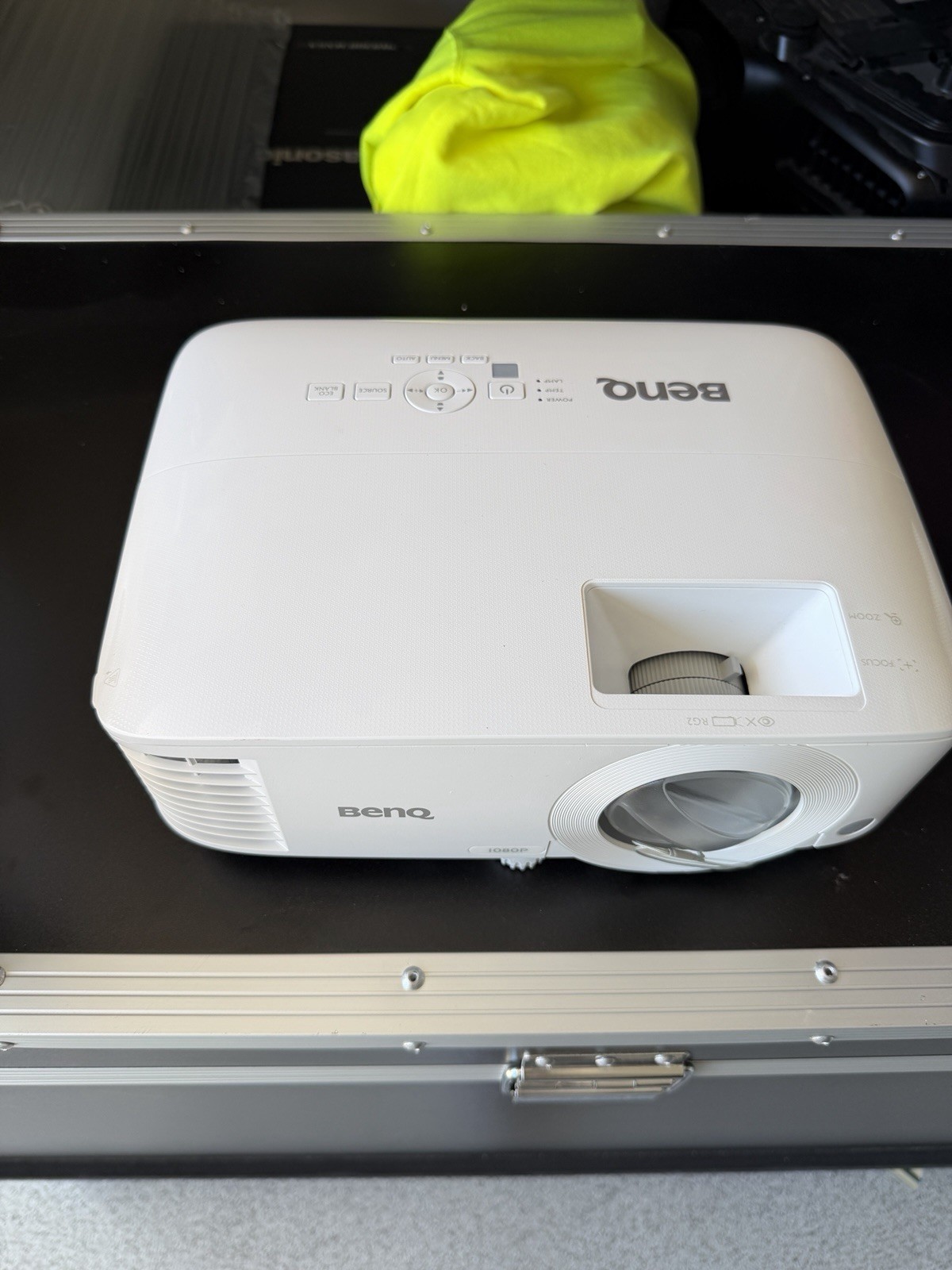 BenQ MH733 1080p Full HD Projector – Only 44 Lamp Hours
