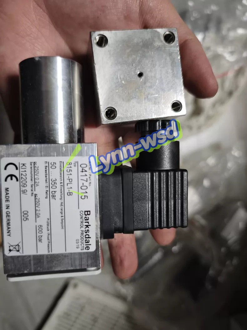 ONE NEW Barksdale 0417-015 8151-PL1-B pressure switch