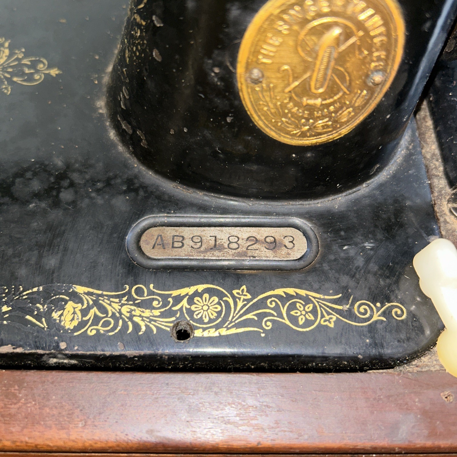 Vintage Singer Sewing Machine in Original Wood Case 🧵✂️