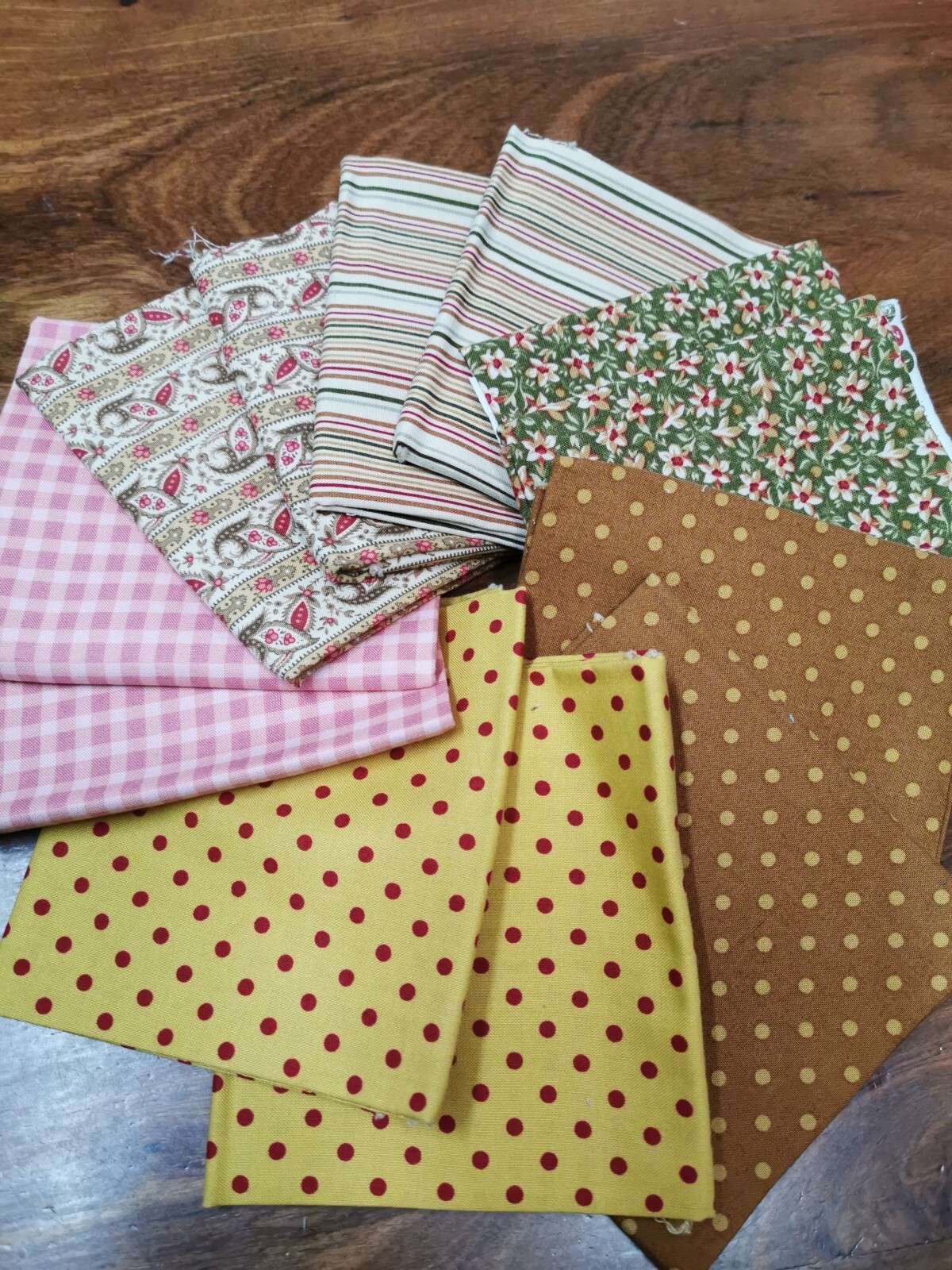 Fat Quarter Bundle: Unnamed Collection by Faye Burgos