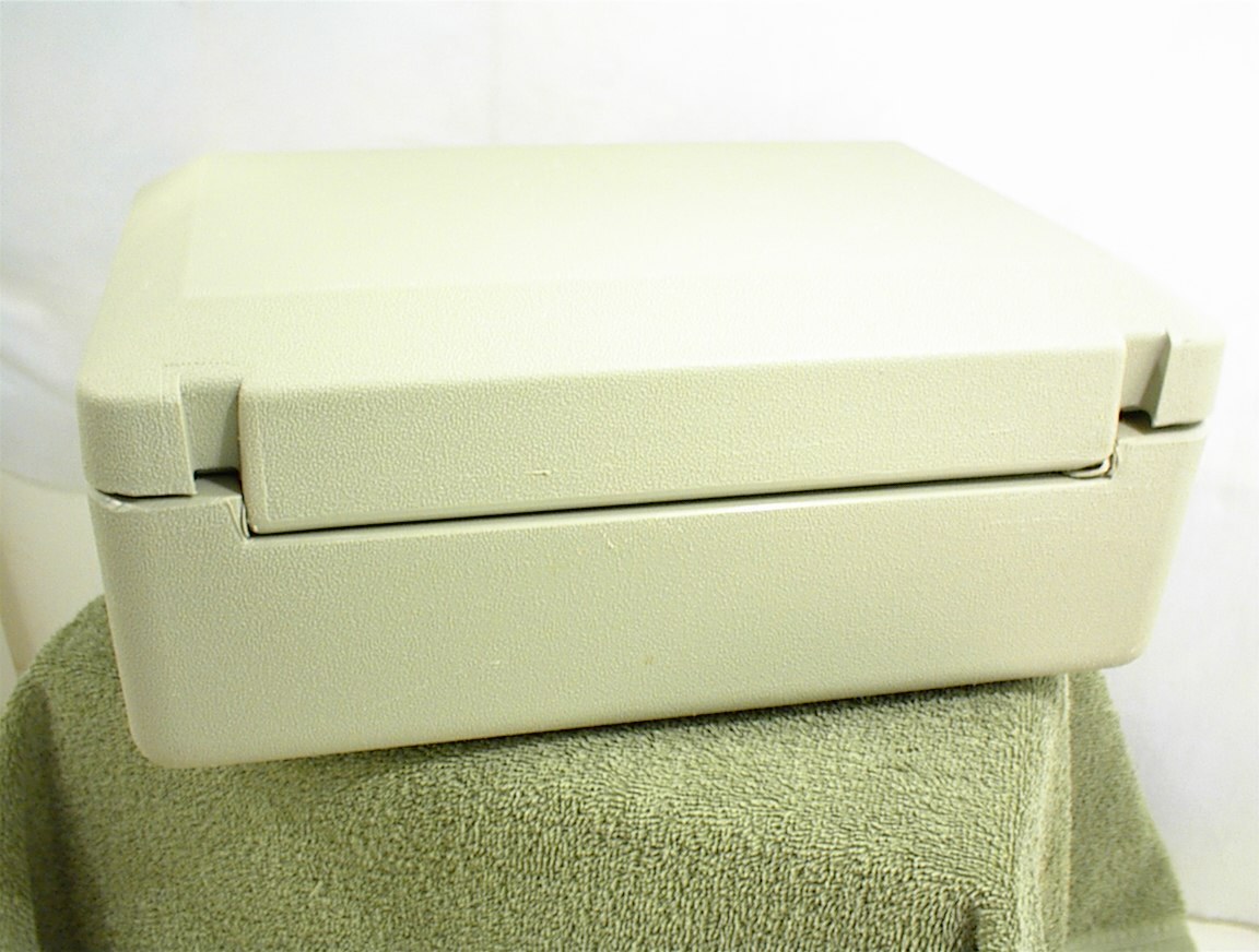 SENTRY 1100 SAFE LOCK BOX 2 KEYS HOME SECURITY FIRE RESISTANT