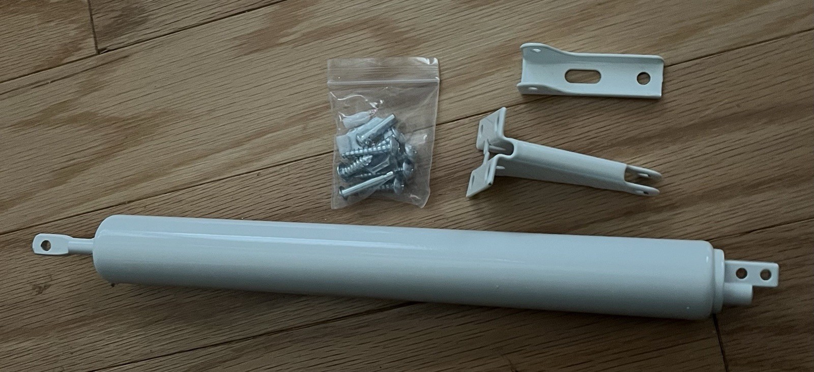 NEW maxxgeek screen and storm door Closer - White