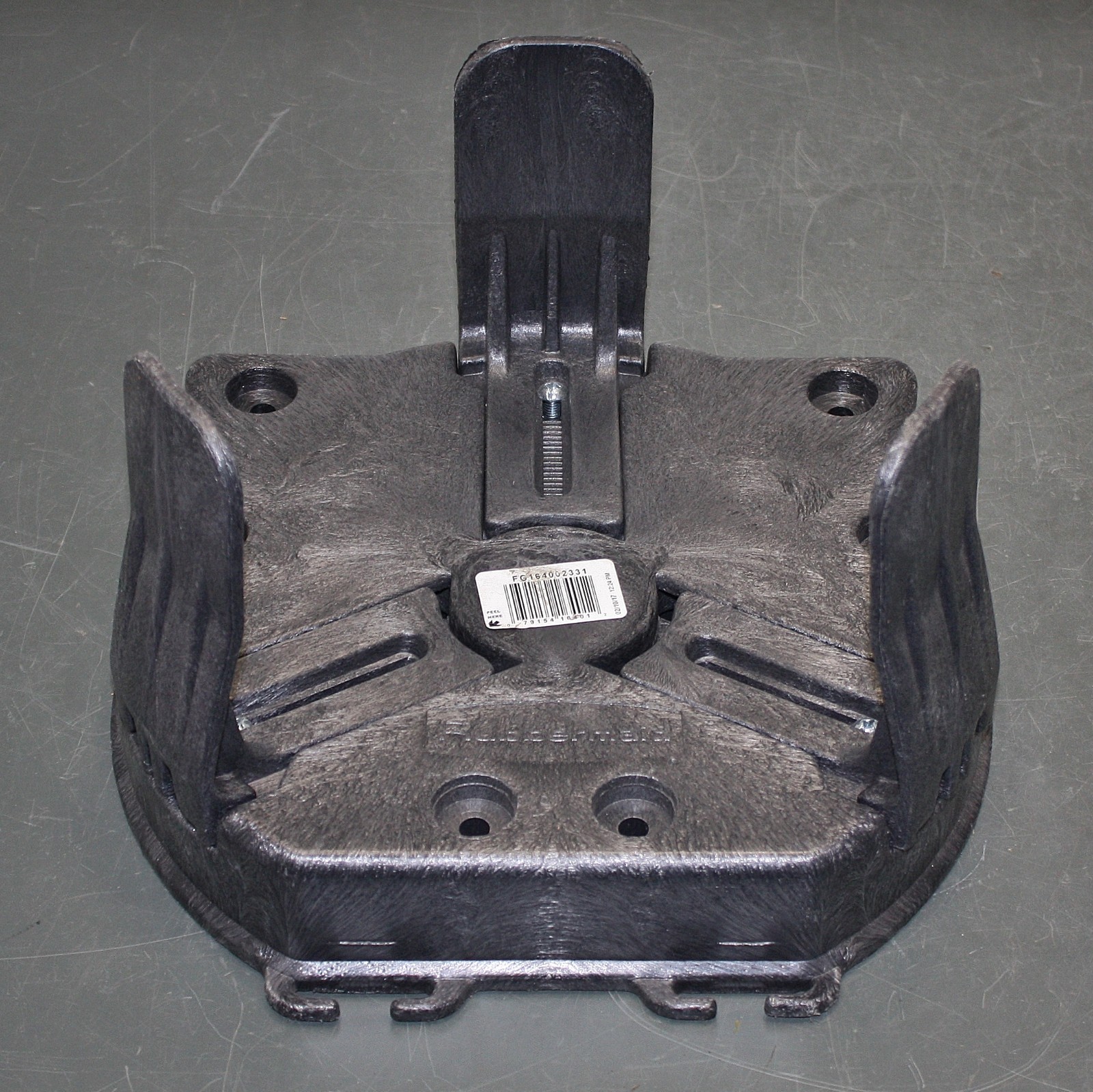Rubbermaid Cooler Mounting Bracket FG164002331, 8" x 13", Polyethylene, Black
