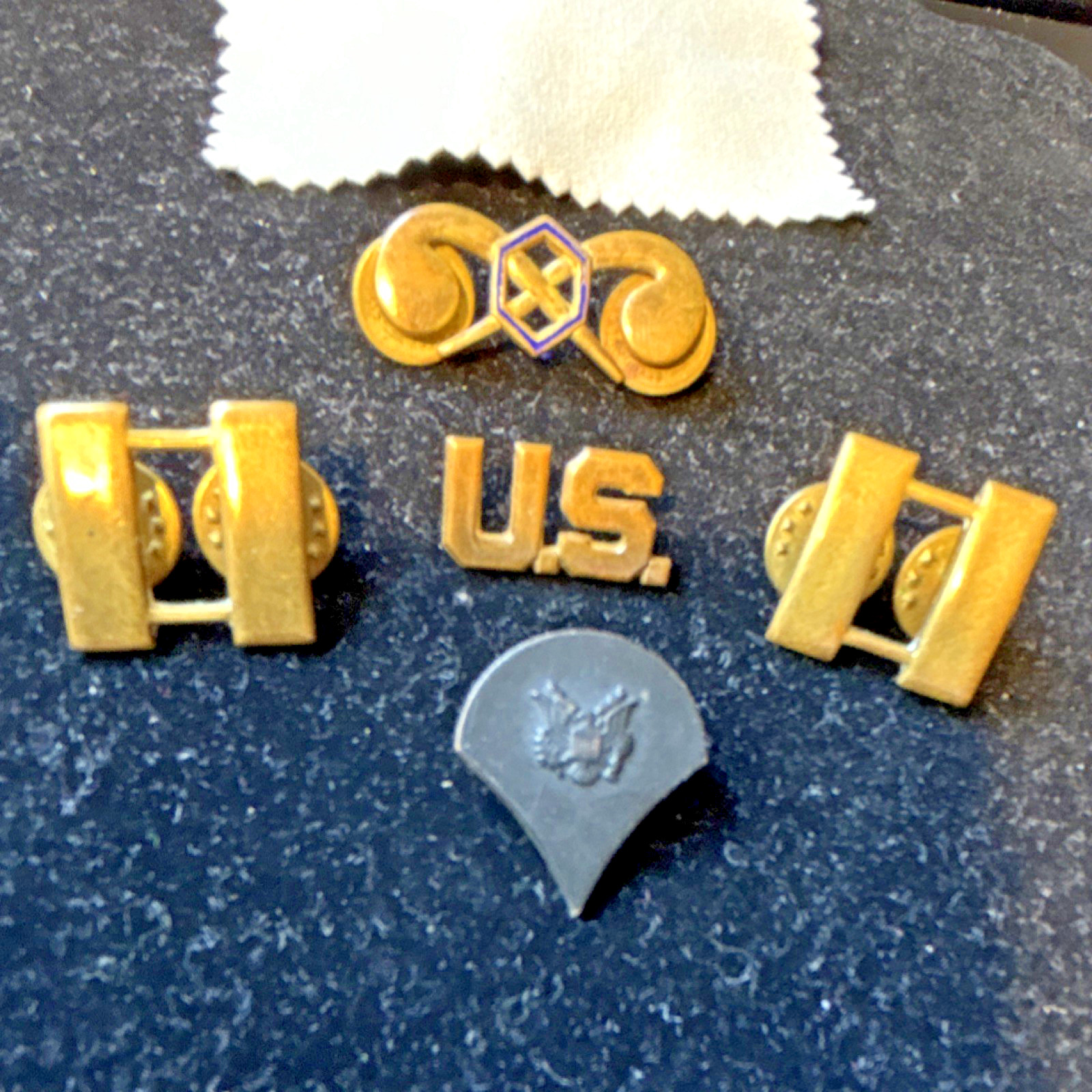 U.S. Army Militaria Insignia Pin Lot w/ “U.S.” Collar Disc Set