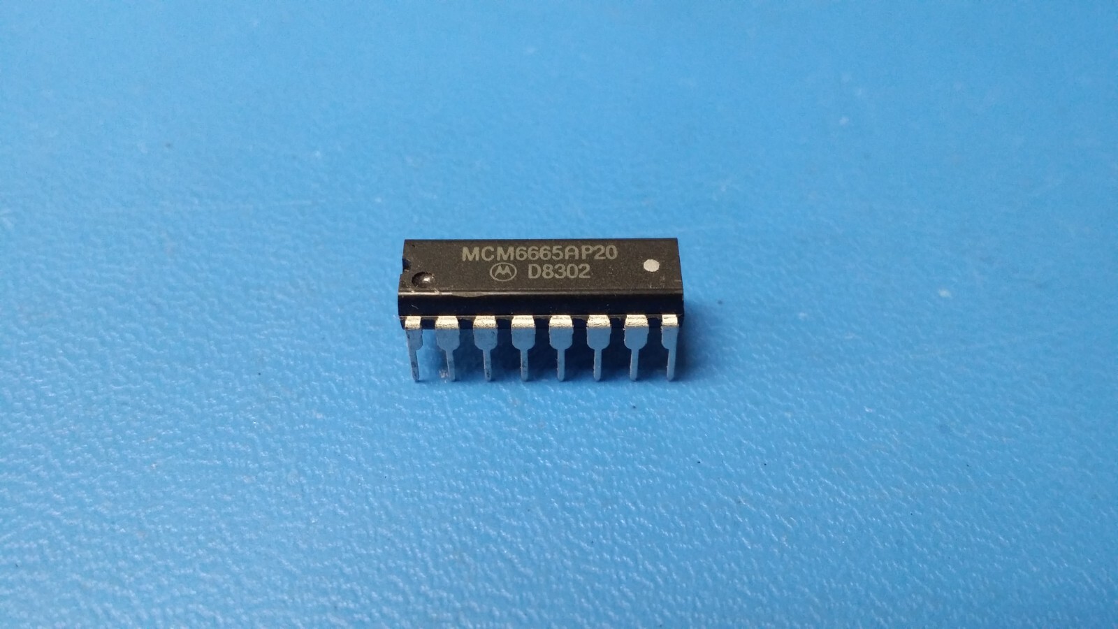 (4 PCS) MCM6665AP20 MOT DYNAMIC RAM 64K, 200ns 16PIN PDIP