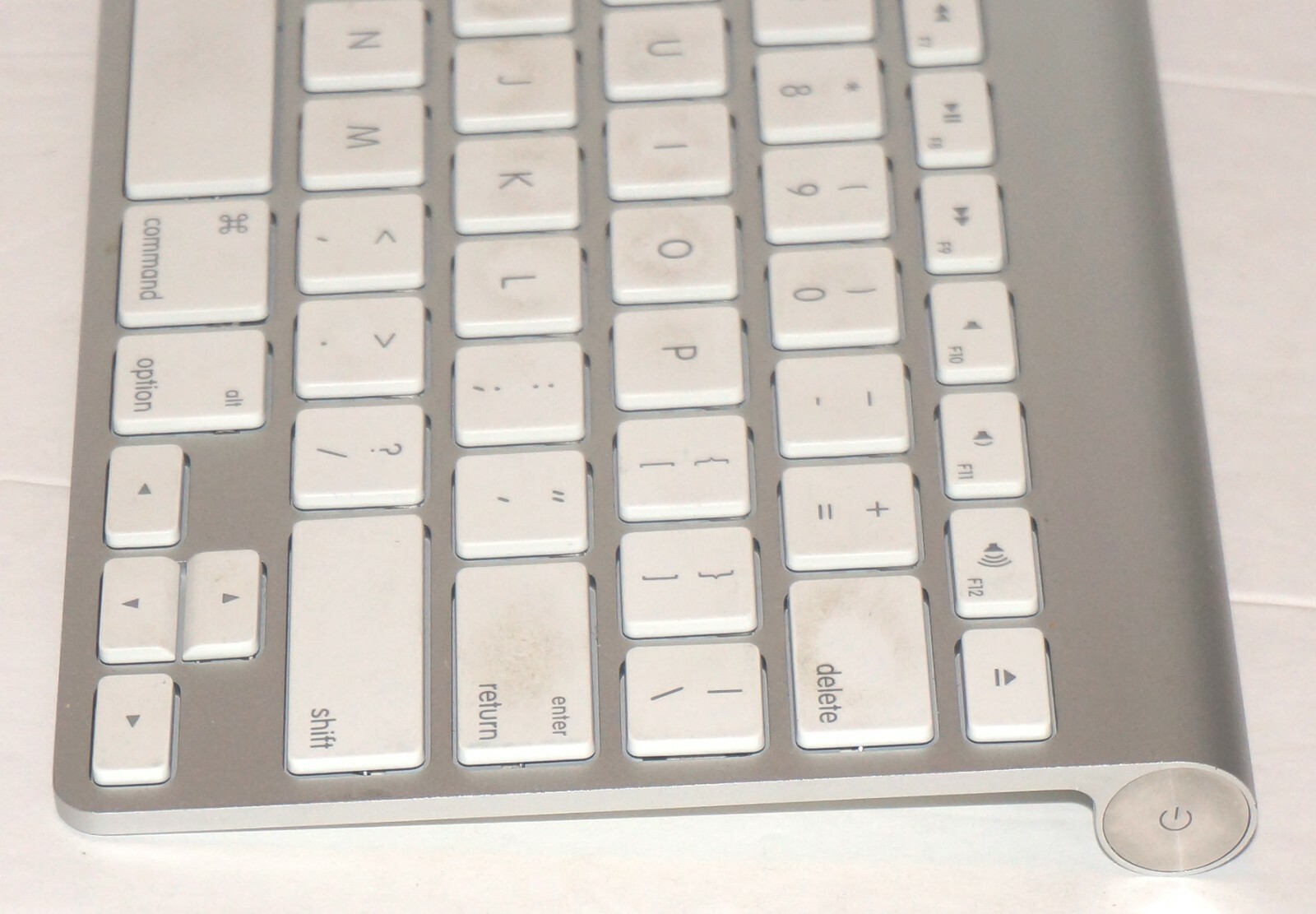 Genuine Apple Wireless Bluetooth Keyboard Model: A1314 - Silver/White