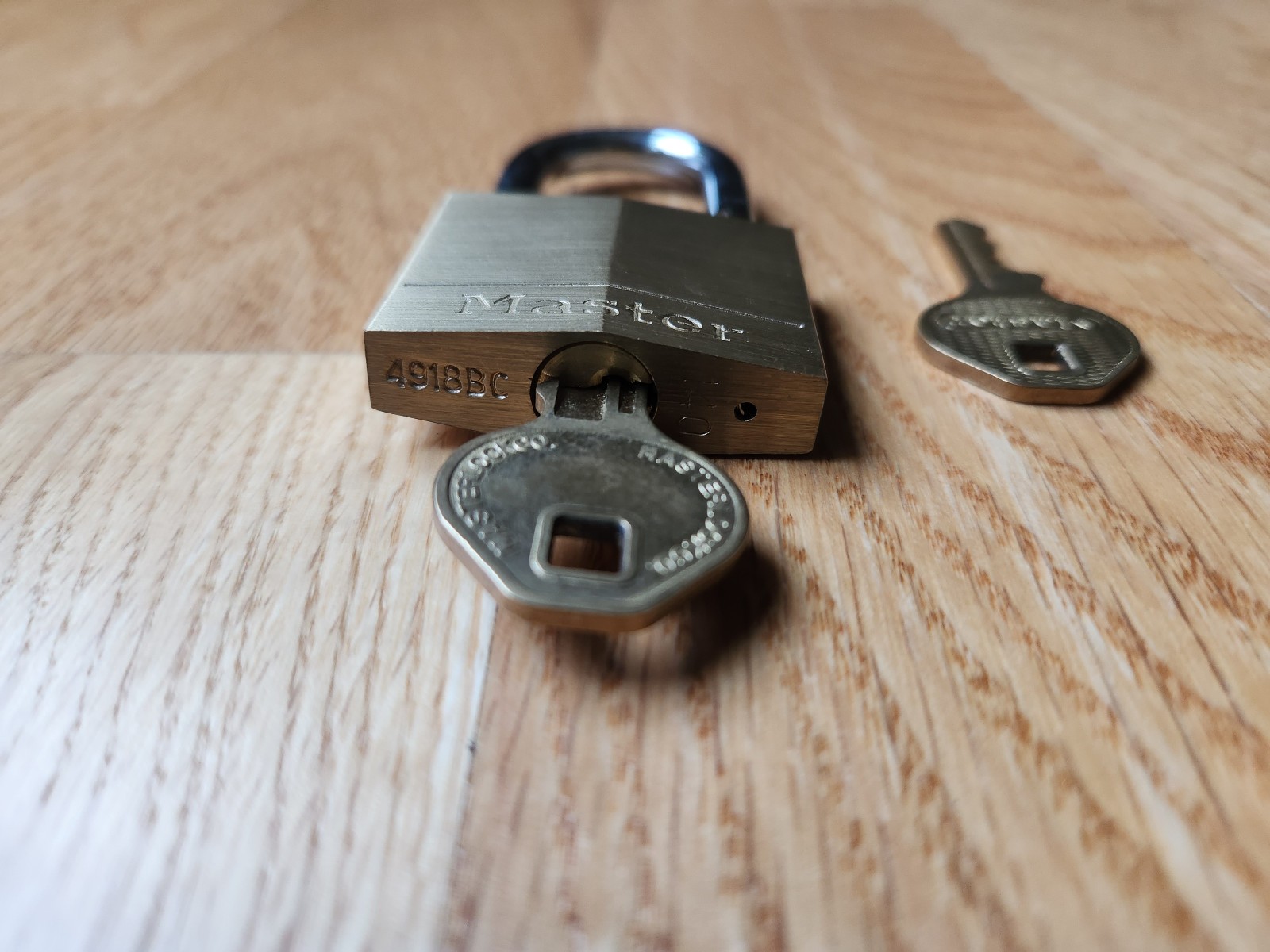 Master Lock Keyed Brass Padlock Spare Key 2.5 in Tall Excellent Toolbox